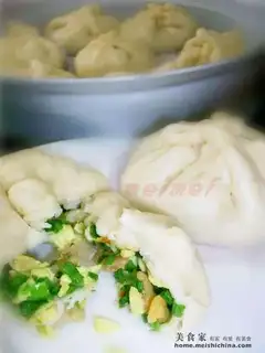Steamed pork buns with leek egg
