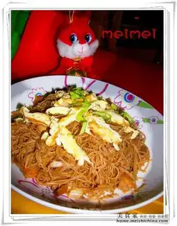 stir-fried rice noodles with shredded eggs