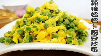 Scrambled eggs with peas