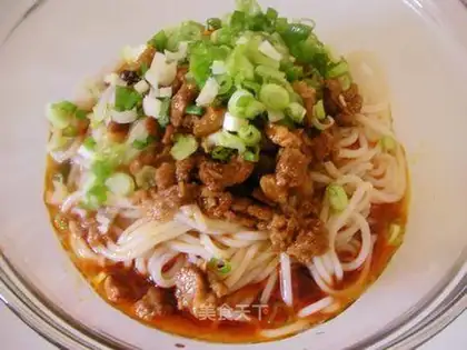 Stewed pork rice noodles