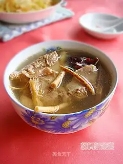 Stewed pork bone with five-finger peach