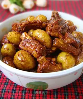 Roasted pork ribs with small potatoes