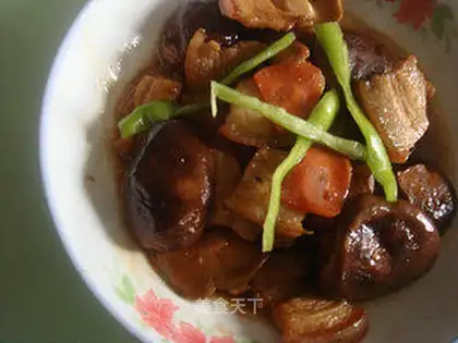 stir-fried mushrooms with pork belly