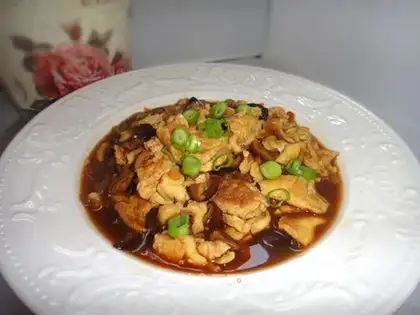 Braised mushrooms and fried eggs