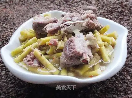 Stewed pork ribs with small bamboo shoots