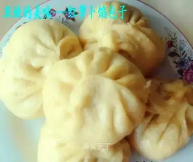 steamed buns filled with carrot