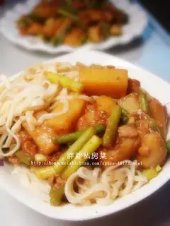 Braised potatoes covered with noodles