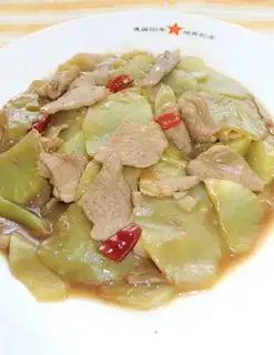 Sauteed pork slices with lettuce