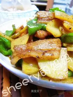 Fried pork slices with green pepper and potato