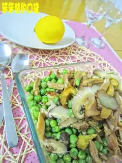 Chicken slices with peas and mushrooms