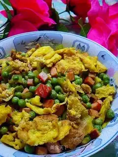 Scrambled eggs with peas and rice