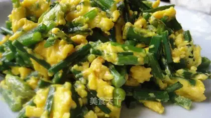 Scrambled eggs with leek flowers