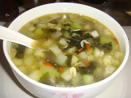 Zucchini and wolfberry soup