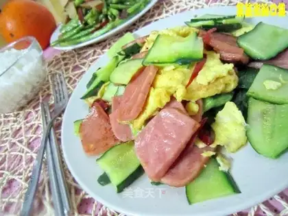 Scrambled eggs with cucumber and ham