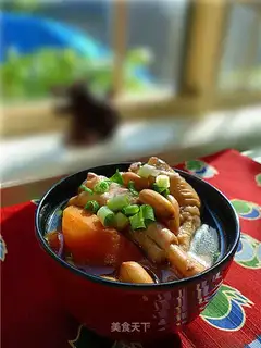 Stewed peanuts with chicken feet