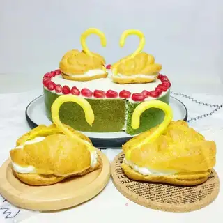 Swan puff cake