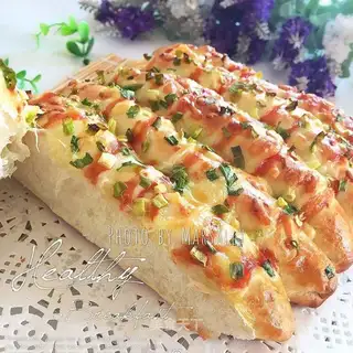 Meat pine onion cheese chops