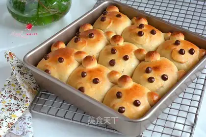 ♪ The cheesy cheesy bear squeezed in ♪