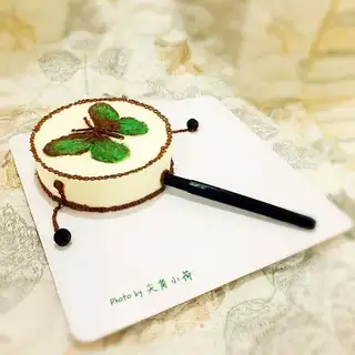 A hand-drawing mousse drum cake