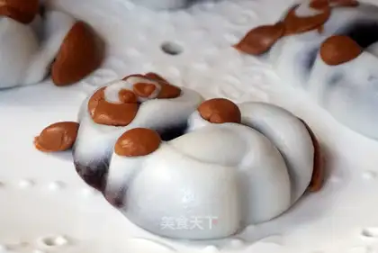 The raccoon ice-skin mooncake