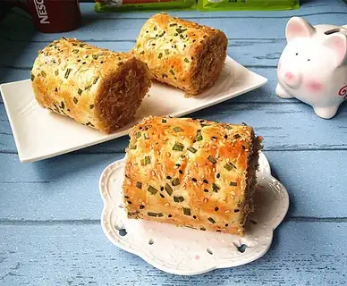 Onion pine rolls
