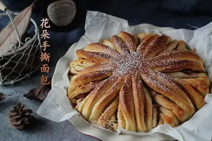 A charming drop of flowers and a hand to tear bread