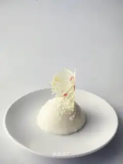 White chocolate mousse cake