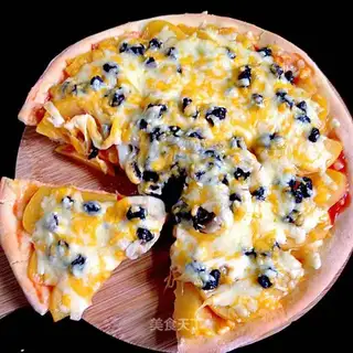 Peach banana pizza