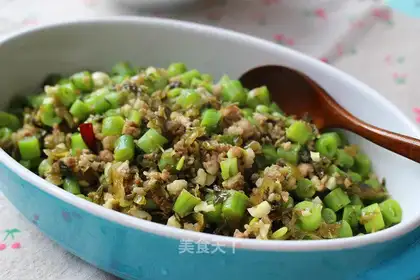 Snow gravy meat and four season beans
