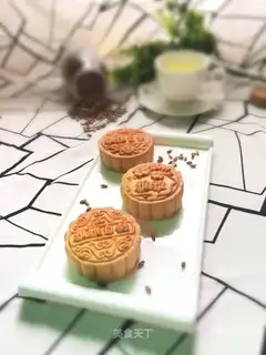 A wide moon cake