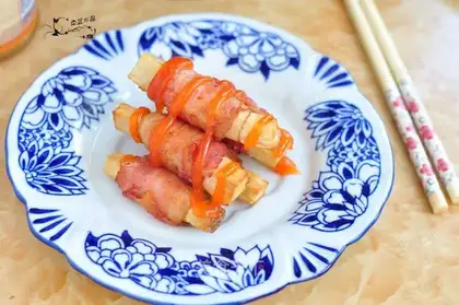 Apricot bacon roll