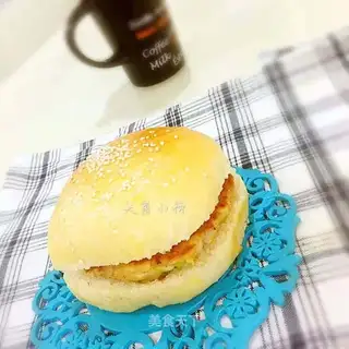 Black pepper chicken pie burger
