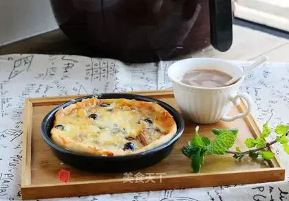 Black tuna olive pizza