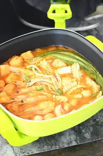 Hot cabbage seafood pan
