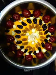 "Red-tree pumpkin cake."