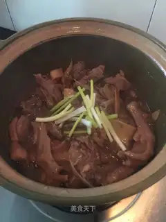 A casserole lemon duck