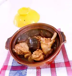 A casserole of mushroom chicken