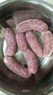 Garlic sausages are spicy and sweet