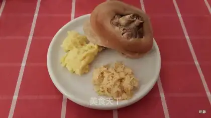 German-savored pig feet