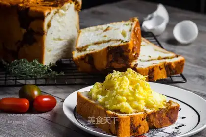 Onion pine toast