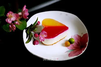 A cheesecake with a heart