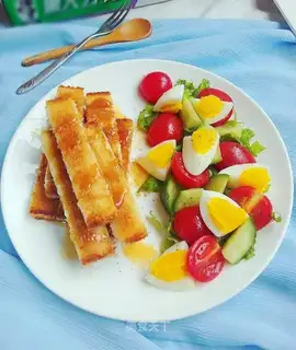 A toast salad with vinegar