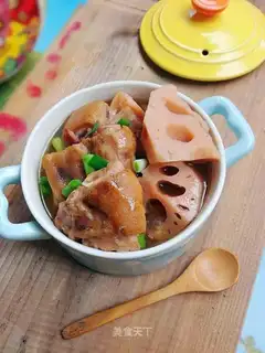 The pig's feet are made of lilies