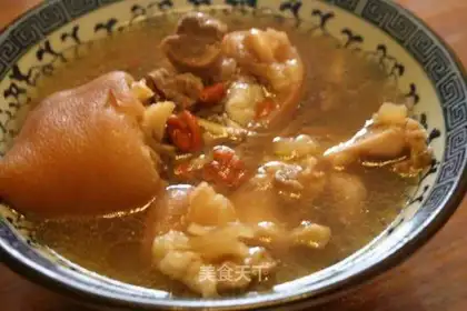 Stewed pig's feet with angelica and wolfberry