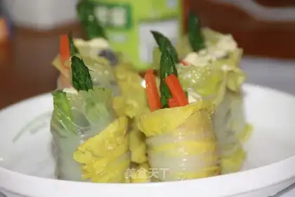Asparagus carrot cabbage roll