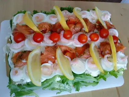 Salmon vegetable cake
