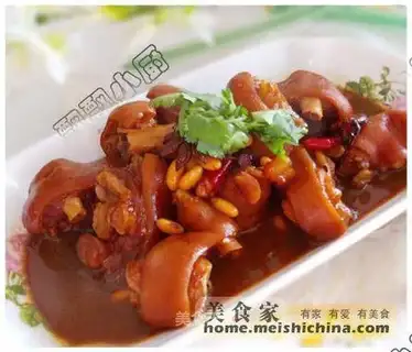 Braised pig's feet with soybeans
