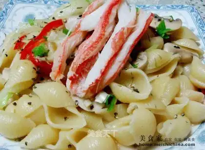 Crab meat milk sauce and shell noodles