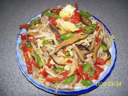 Fried noodles with shredded pork and pepper