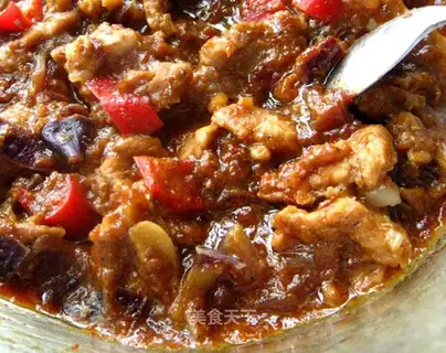 Microwave mixing noodles and pork with soy sauce